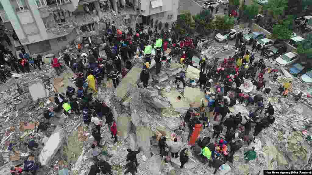 На фото – разрушения в городе Адана, на юге Турции