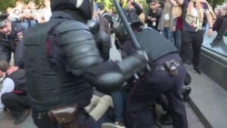 Задержания на московских бульварах: дубинки и крики от боли Задержания на московских бульварах: дубинки и крики от боли