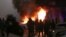 Горящий полицейский автомобиль во время январских протестов из-за повышения цен на газ в Алматы 5 января 2022 года