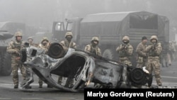Казахстанские военные во время протестов 6 января в Алматы