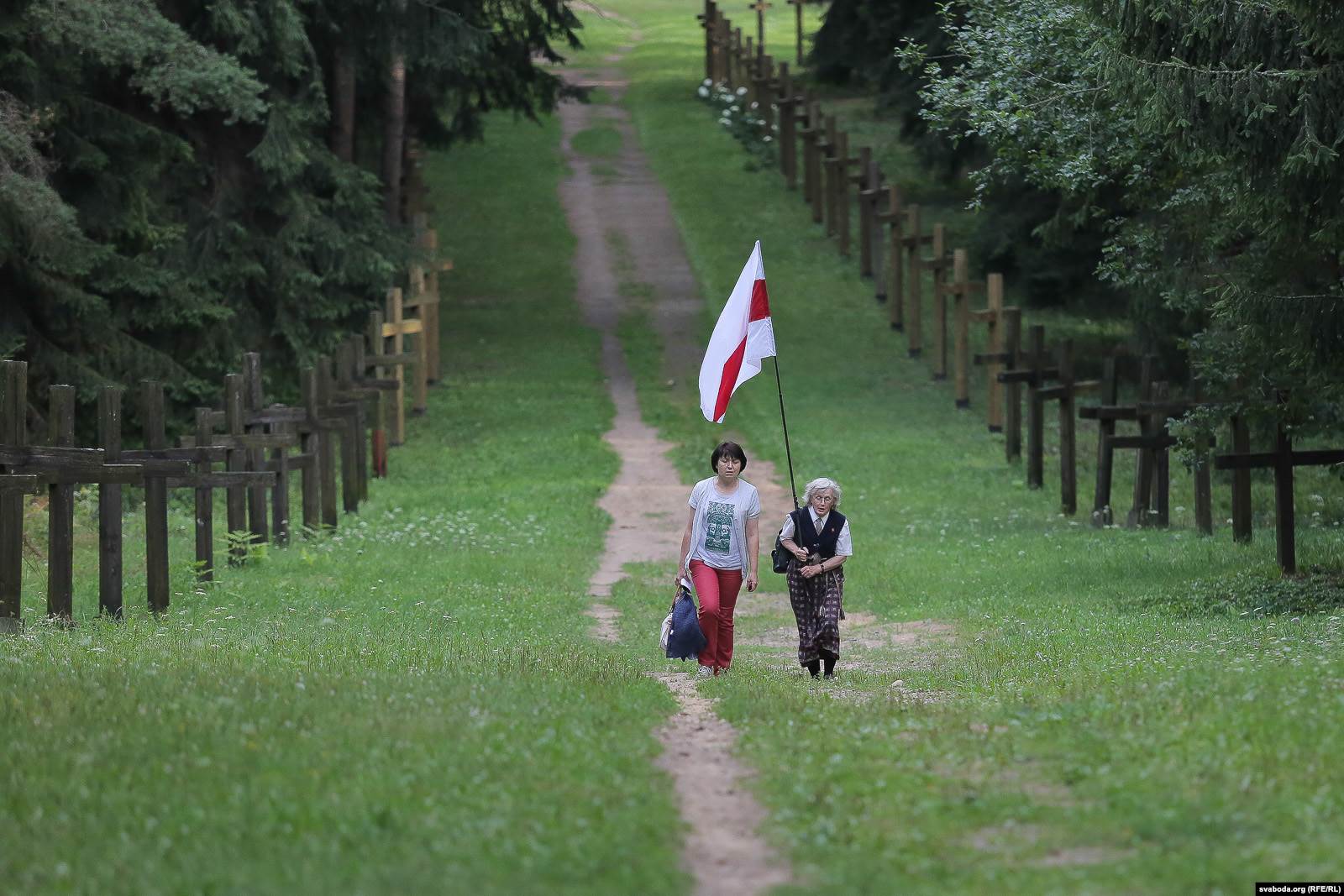 Татьяна Шапутько и Нина Багинская в Куропатах, 29 июля 2015 года. Фото: svaboda.org (RFE/RL)
