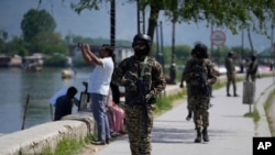 Индийские солдаты охраняют туристов на берегу озера Дал в Шринагаре, контролируемом Индией Кашмире