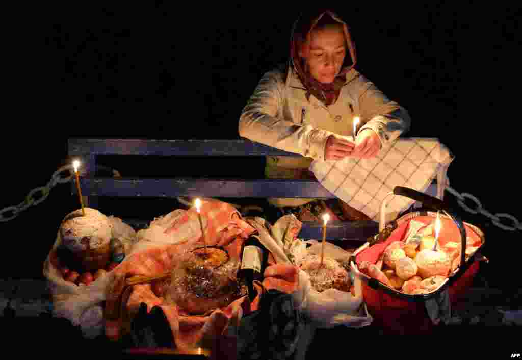 Считается, что христианство появилось в Кыргызстане в Средние века. Несмотря на то, что доминирующая религия в стране – ислам, на сегодняшний день около 7,5% населения исповедуют православие На фото – прихожанка православной церкви во время полуночной мессы