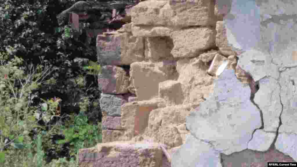 В областной прокуратуре заверили, что добытчиков камня ищут. Но виновные, похоже, правосудия не боятся: единственное, что их ждет за незаконную лобычу камня – штраф, сообщила корреспонденту Настоящего Времени пресс-секретарь прокурора Одесской области