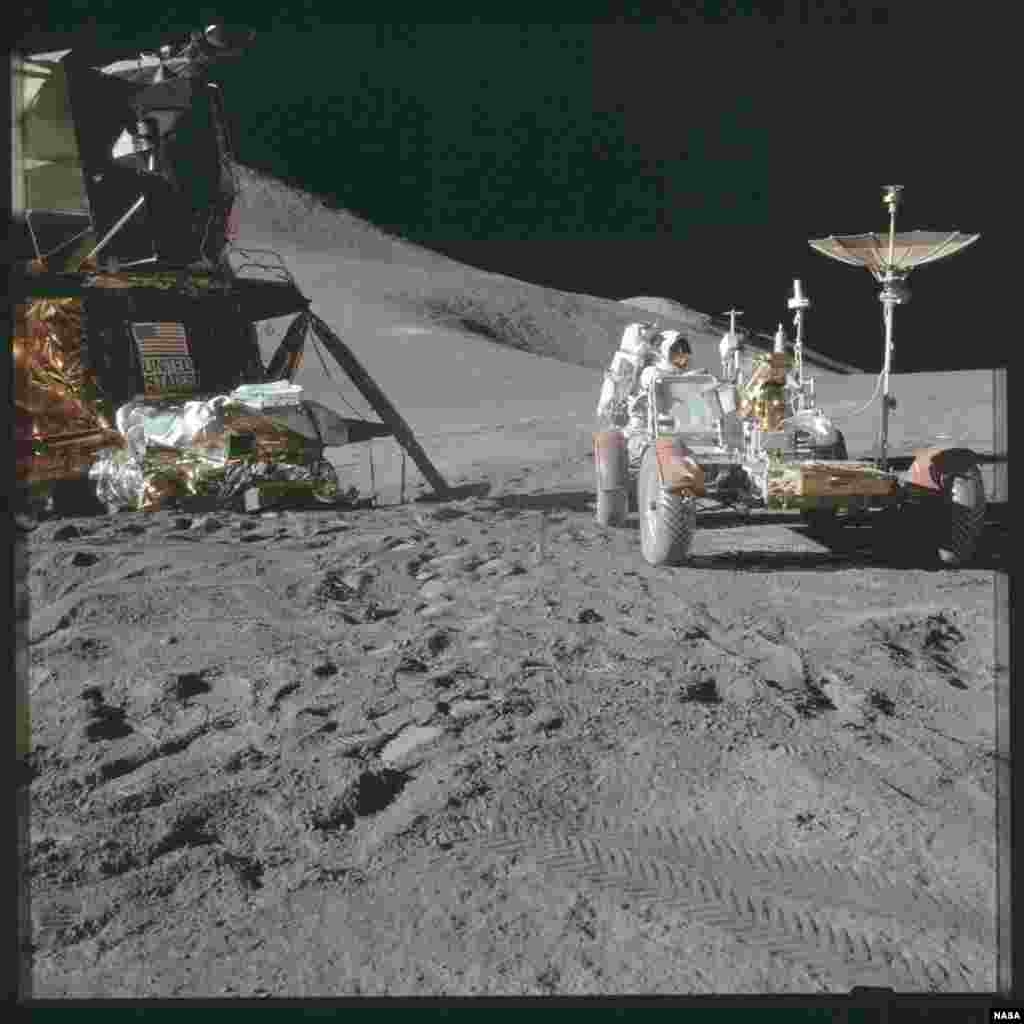 Астронавтов, посетивших Луну, удивил ее запах. По словам многих, аромат лунной пыли похож на аромат пороха. Один из астронавтов Нил Армстронг говорил, что она пахнет, как "мокрый пепел в камине"