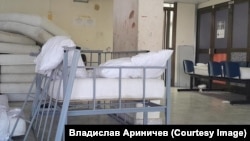 В миграционном хорватском лагере в Порине.