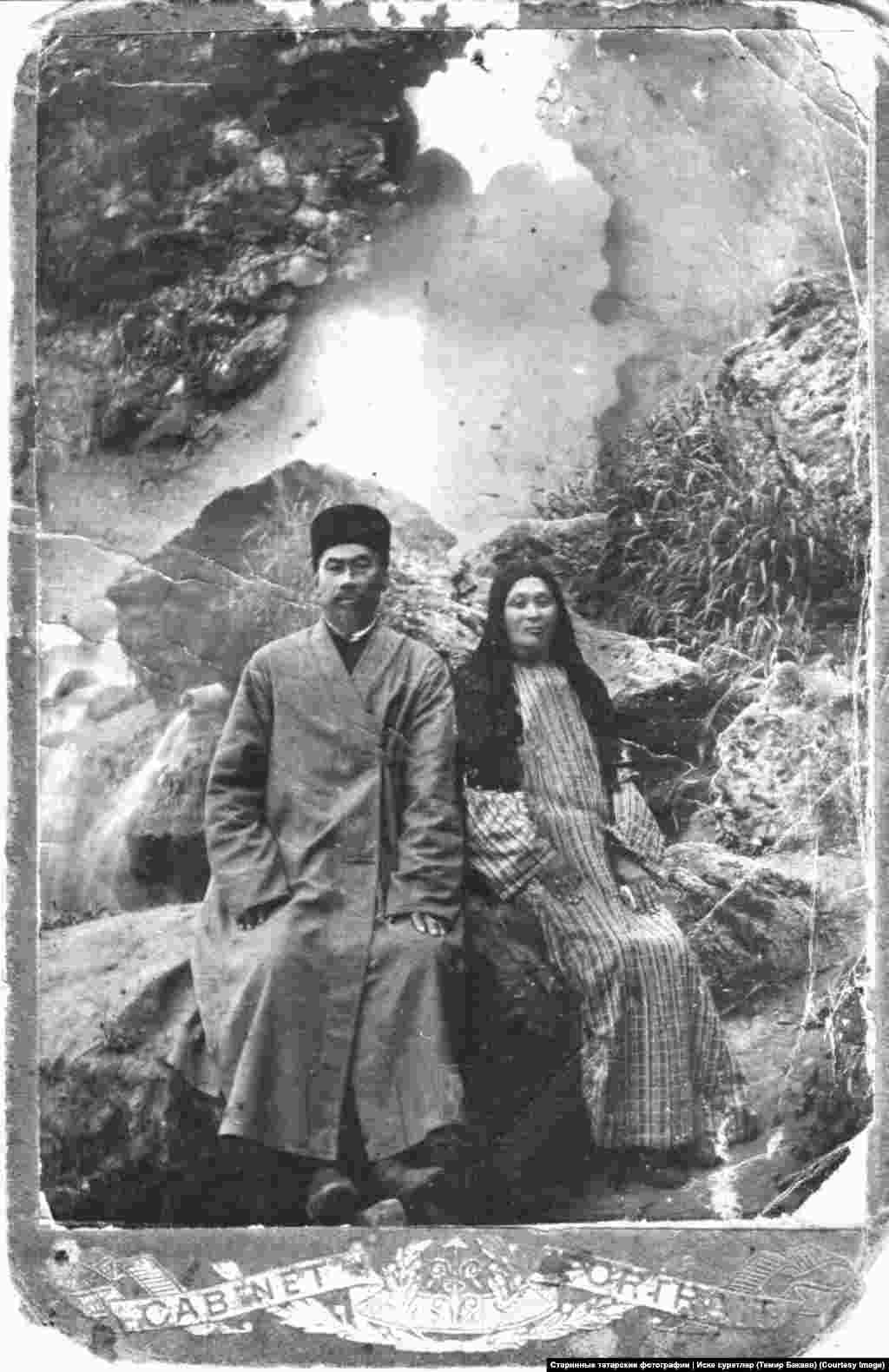 Некоторые подписчики присылают фотографии с полными историями своей семьи, а кто-то даже не уверен, как зовут людей на фото. На фото – Гали и Фатима Абдуллаевы, родственники Темира Бакаева. Фото без даты