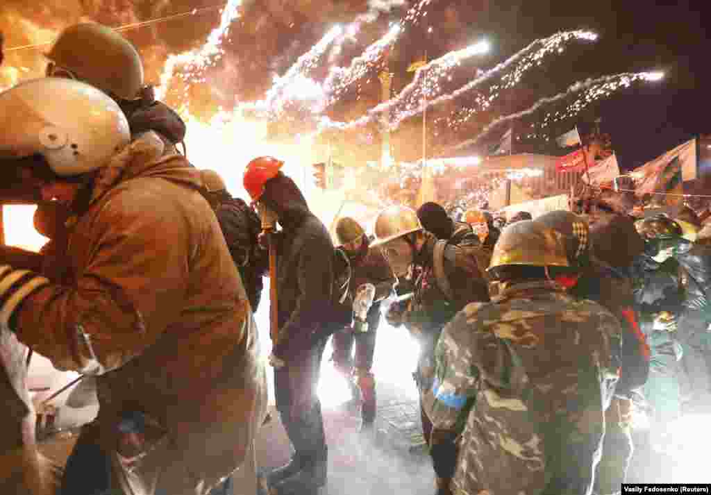 На 18 февраля 2014 года было запланировано так называемое "мирное наступление на Раду". В этот день в парламенте планировали рассмотреть изменения в Конституцию – возвращение к редакции 2004 года, которая наделяла большими полномочиями парламент. Однако спикер Владимир Рыбак отложил рассмотрение вопроса. Колонна протестующих двинулась с Майдана Независимости в сторону Верховной Рады. Начались столкновения с силовиками. Появились сообщения о погибших