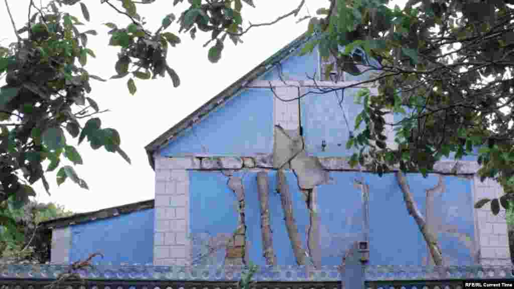 Из-за незаконной каменоломни во всех домах – огромные трещины