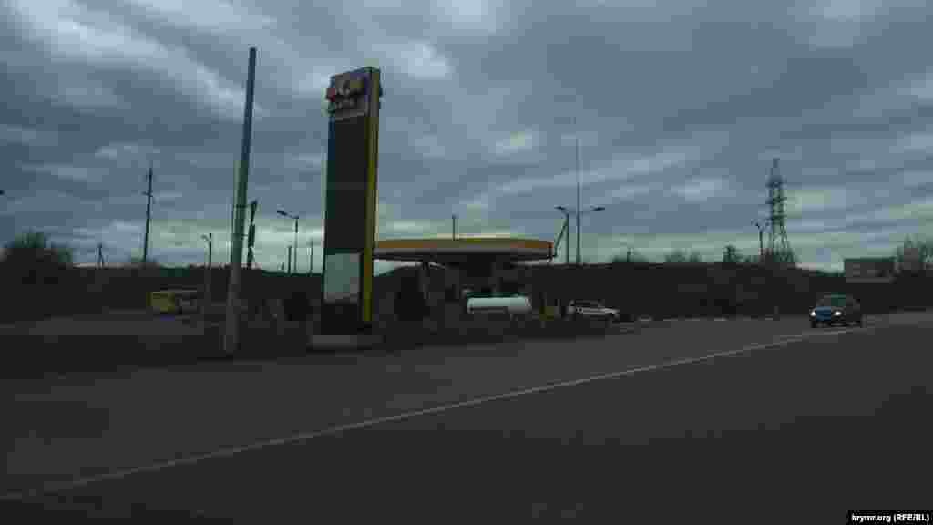 Не была полностью восстановлена и работа крымских автозаправок. На работающих – очереди