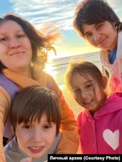 Талия и Евгения с детьми