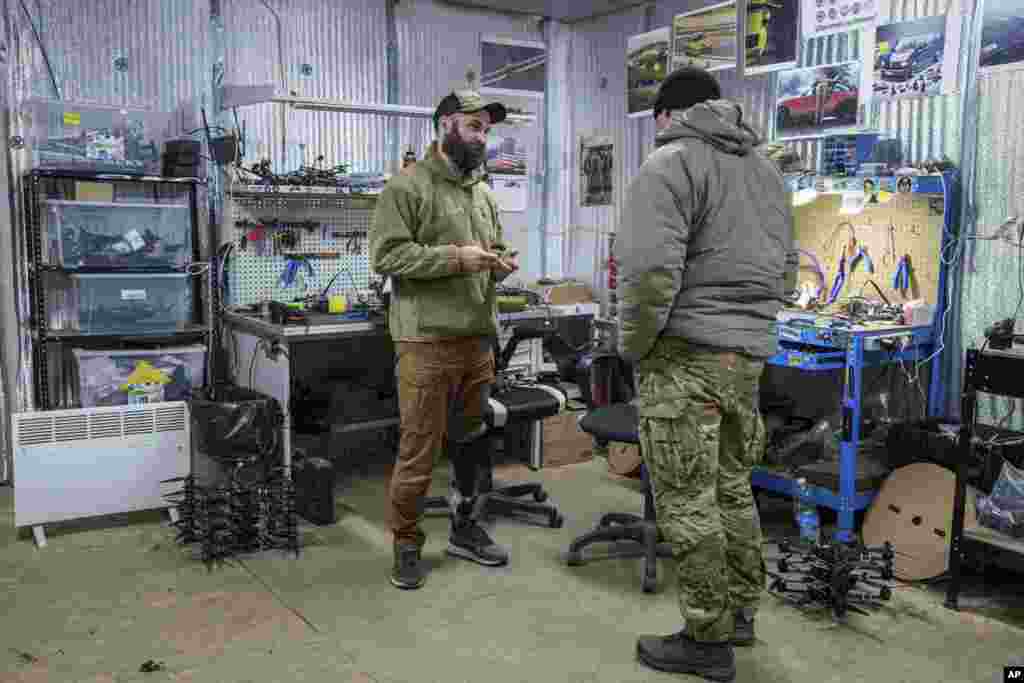 Павел Романовский возглавляет команду, которая занимается дронами в Харьковской области. За время войны Романовский потерял ногу. 