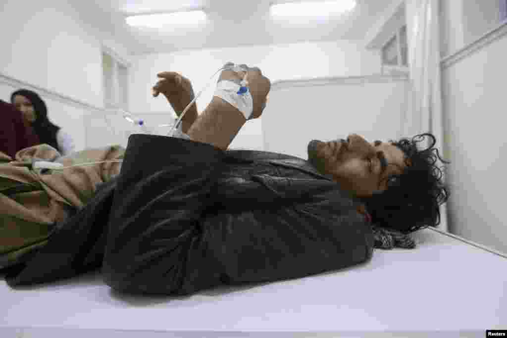 "Первый смертник взорвал грузовик со взрывчаткой. Потом вооруженные нападавшие открыли огонь по врагам", – слова "Талибана" передает CNN