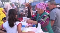 Альбина лепит и продает манты, Мохаммед работает дворником. Дети в Кыргызстане вынуждены работать, чтобы помочь семьям Альбина лепит и продает манты, Мохаммед работает дворником. Дети в Кыргызстане вынуждены работать, чтобы помочь семьям