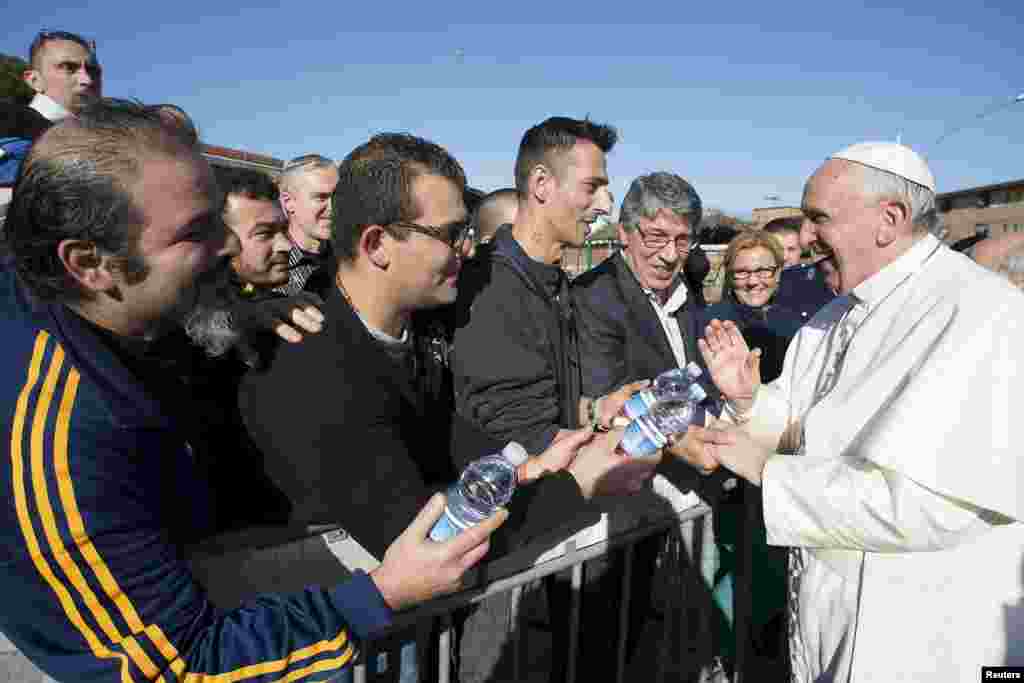 Папа Римский Франциск в тюрьме Ребибия в Риме 