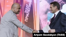 Захар Прилепин получает Национальную литературную премию "Большая книга" из рук главы Госдумы Сергея Нарышкина, ноябрь 2014 года