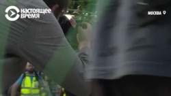 Юлия Галямина разговаривает с полицейскими во время разгона акции в Москве Юлия Галямина разговаривает с полицейскими во время разгона акции в Москве