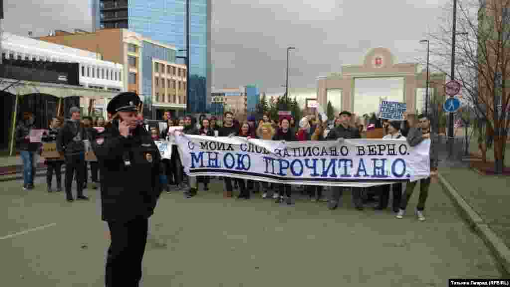 В Красноярске "Монстрация", на которую пришли около 200 человек, прошла под лозунгом "С моих слов записано верно. Мною прочитано"