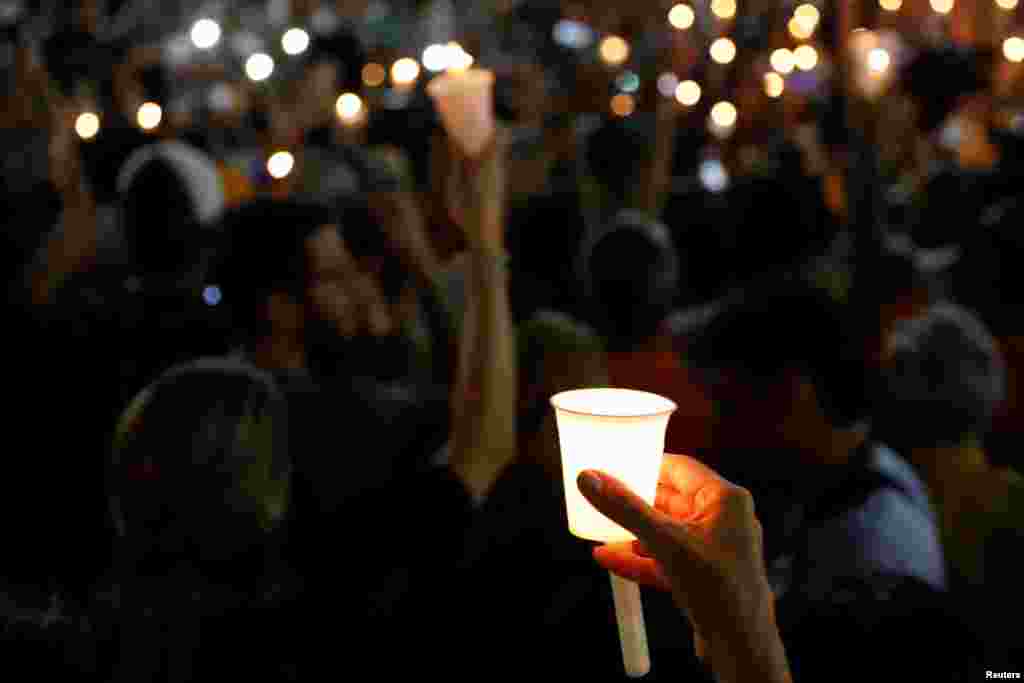 Почти за три года протестов, по официальным данным, в столкновениях с полицией погибли не менее 70 человек. На фото – жители Каракаса на мемориальной церемонии в честь погибших во время уличных протестов