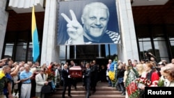 Гроб с телом Шеремета на траурной церемонии в пятницу, 22 июля