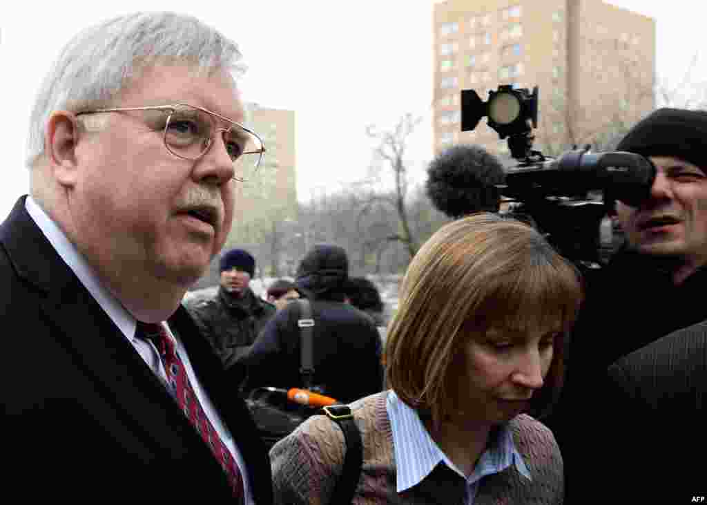 Посол США Джон Тефт с супругой на церемонии прощания с Борисом Немцовым в Сахаровском Центре в Москве 