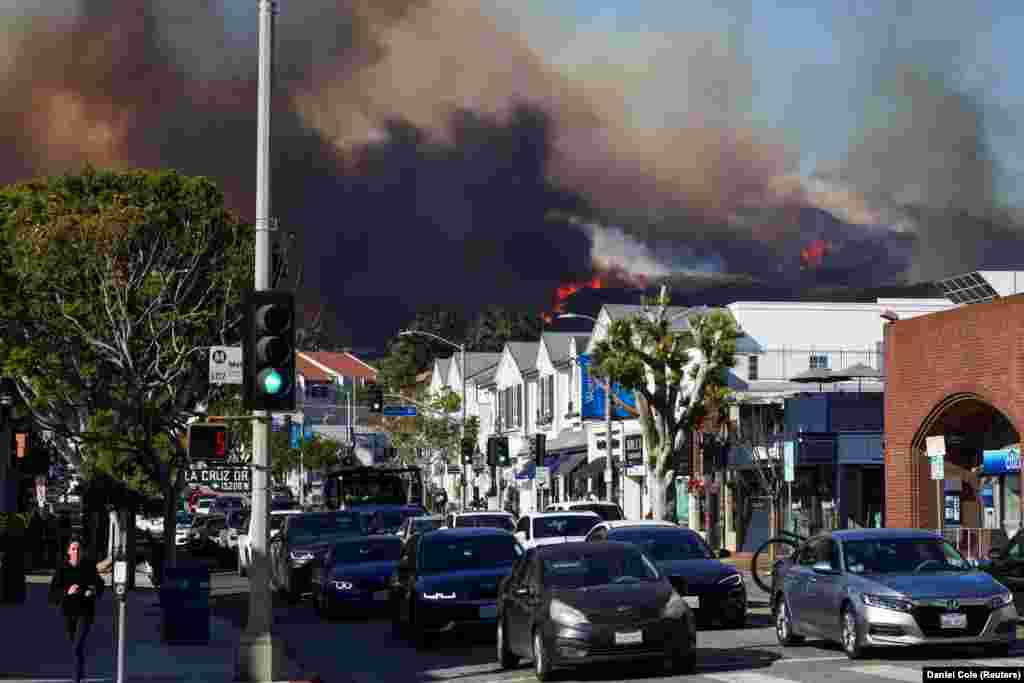 Огонь охватил прибрежный район Пасифик-Палисейдс – элитный жилой район, расположенный между Санта-Моникой и Малибу.