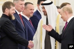 Президент России Владимир Путин и президент Объединенных Арабских Эмиратов шейх Мухаммед бен Заид Аль Нахайян приветствуют главу Чечни Рамзана Кадырова в Большом Кремлевском дворце в Москве, Россия, 7 августа 2025 года. Фото Sputnik/AP