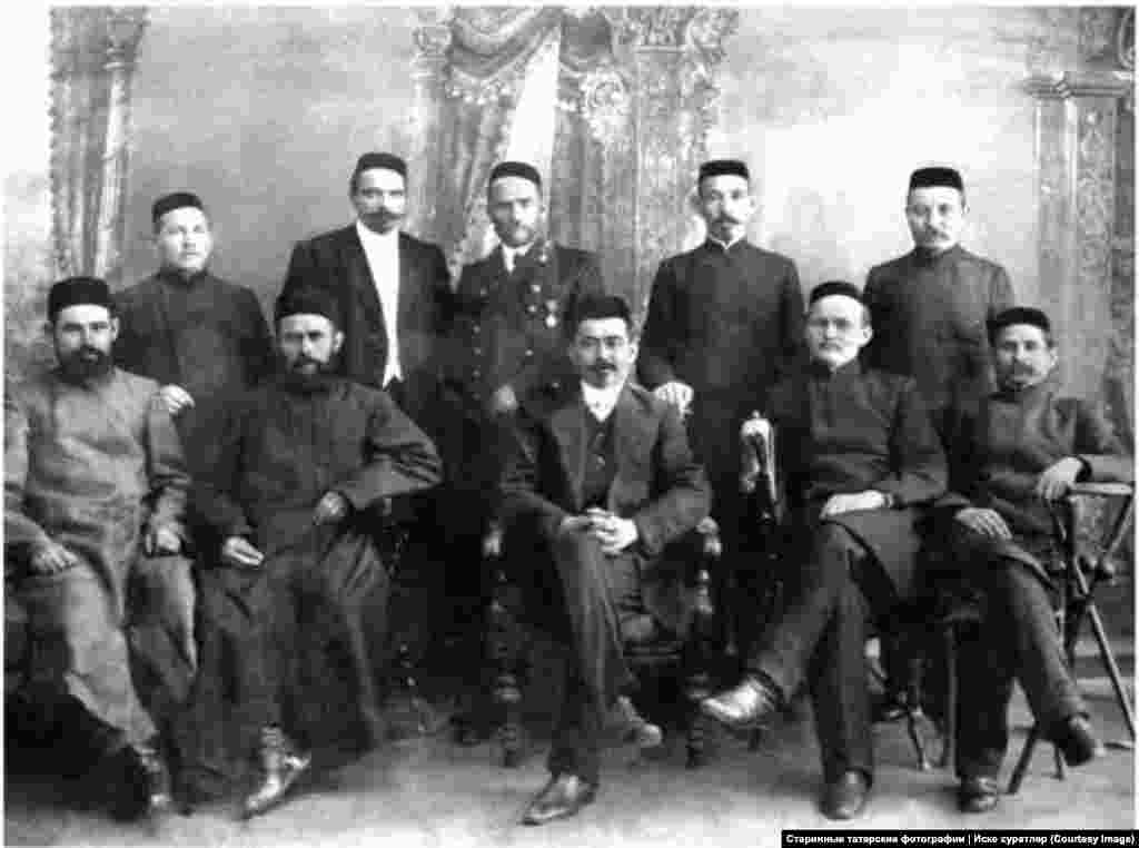 Позже, по словам создателя, свои семейные фотографии начали присылать и другие люди из разных стран бывшего СССР. На фото – преподаватели троицкого медресе "Расулия". 1911-1912 год