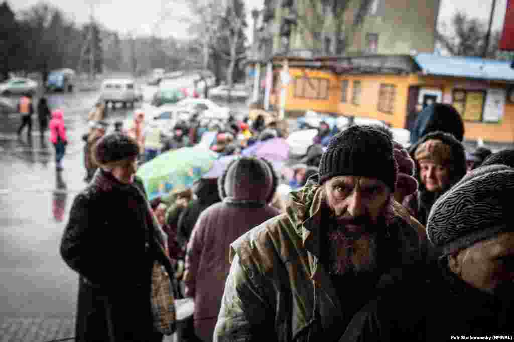 Жители Дебальцево стоят в очереди за хлебом 