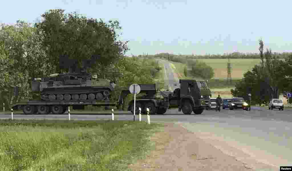 Грузовики перевозят военную технику через Матвеев Курган вблизи российско-украинской границы. В Минобороны РФ агентству Рейтер заявили, что не располагают комментариями на вопрос о целях переброски войск