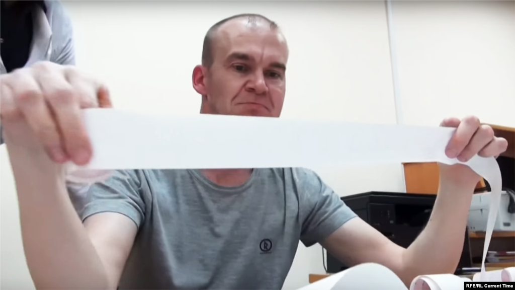 Алексей Кордумов родился в Рочегде, небольшом поселке на севере Архангельской области. Закончил медицинский вуз, некоторое время жил в Москве, но вернулся обратно в родной поселок. Здесь он работает врачом в крошечной больнице, причем заменяет сразу всех специалистов. Кажды день к нему обращаются от 30 до 80 пациентов, а если пациент не может дойти к врачу, Кордумов отправляется к нему сам, на другой берег Северной Двины – пешком, по тающему льду. Поздней осенью или ранней весной врач идет по льду со шваброй в руках, проверяя лед на прочность. Несколько раз при такой переправе он уже проваливался в полынью. Посмотреть фильм об Алексее и почитать о его пациентах. 