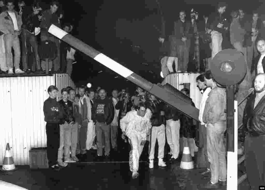 Жители обеих частей Берлина встретились в ночь на 10 ноября 1989 года