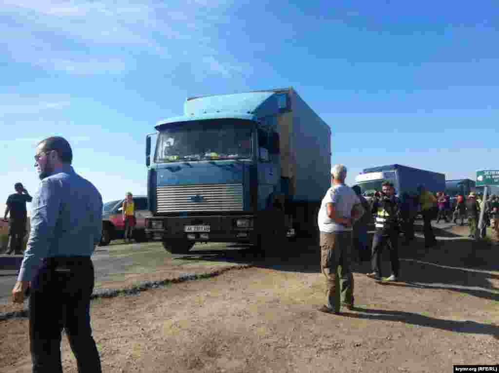 Водители, привыкшие к многочасовому простою (подобные пробки были и до блокады), занимают импровизированные столики придорожных кафе. 