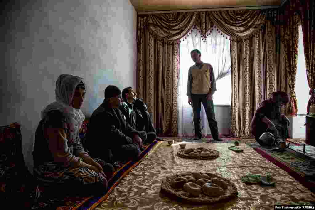 В ночь на 14 октября ребенок скончался при невыясненных обстоятельствах. Позже семью выселили из их петербургской квартиры, мать депортировали из России и заставили ее заплатить штраф в 5 тысяч рублей На фото – дом родителей Зарины Юнусовой