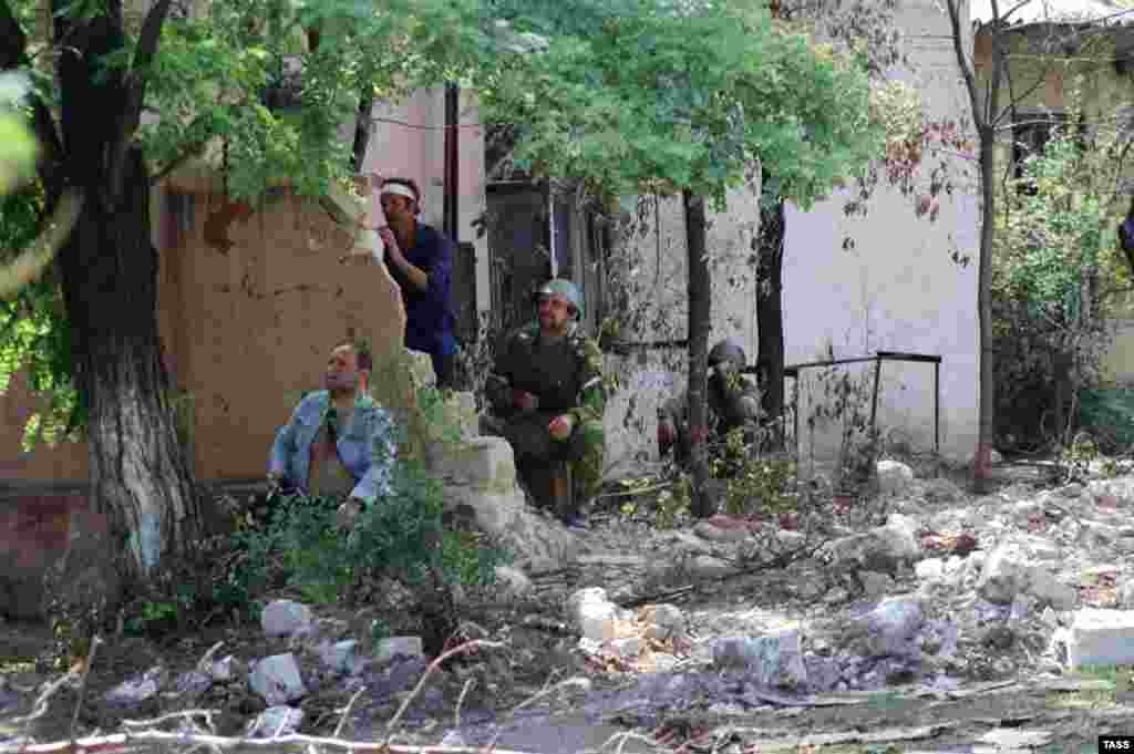 В 1992 году Россия ввела свои войска на территорию непризнанной Приднестровский республики, выступавшей за независимость от Молдовы. Военный конфликт привел к многочисленным жертвам. Несмотря на окончание вооруженного противостояния, в Приднестровье до сих пор находятся российские военные 