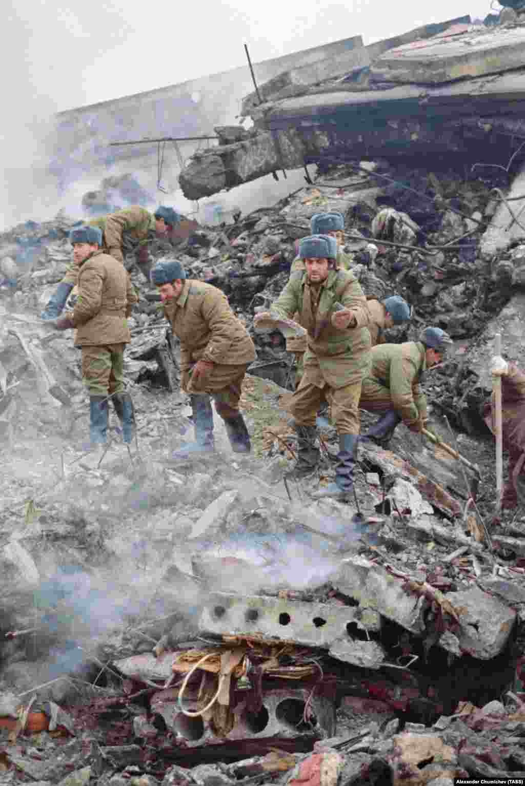 Солдаты разбирают завалы в Гюмри 