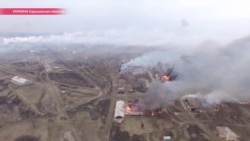 На свой страх и риск. Жители села, где взорвался склад с военной техникой, выносят припасы из дома сами На свой страх и риск. Жители села, где взорвался склад с военной техникой, выносят припасы из дома сами