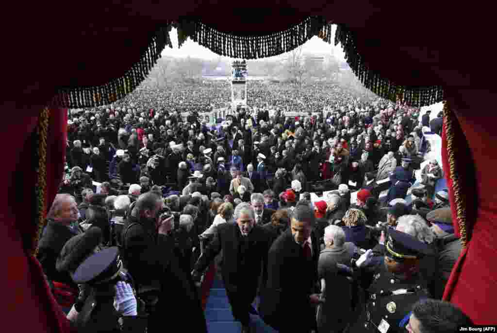 Президент США Барак Обама и бывший президент Джордж Буш покидают Капитолий. На церемонии Обама был приведен к присяге как 44-й президент США. Он занимал свой пост два срока