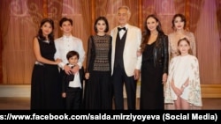 Дочери и внуки президента Узбекистана с итальянским тенором Андреа Бочелли. Самарканд, 1 сентября 2025 года. Фото со страницы Саиды Мирзиёевой в Facebook
