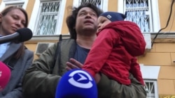 У пары отбирают ребенка за то, что они принесли его на протесты 3 августа У пары отбирают ребенка за то, что они принесли его на протесты 3 августа