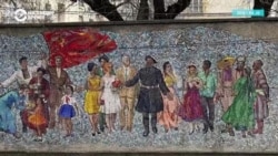 В Бишкеке демонтировали мозаику "Встреча гостей": она простояла на Проспекте Айтматова 60 лет. Горожане сносом возмущены В Бишкеке демонтировали мозаику "Встреча гостей": она простояла на Проспекте Айтматова 60 лет. Горожане сносом возмущены