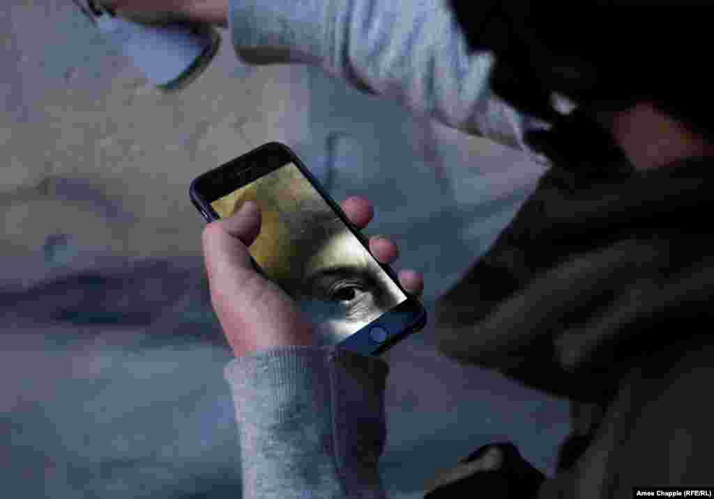 Ван Хелтен использует фотографию на мобильном телефоне как зарисовку. “Я думаю, – говорит он, – что до тех пор, пока люди не видят в этом безрассудство, из этого может выйти что-то хорошее”