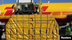 Погрузка посылок на почтовый самолет DHL