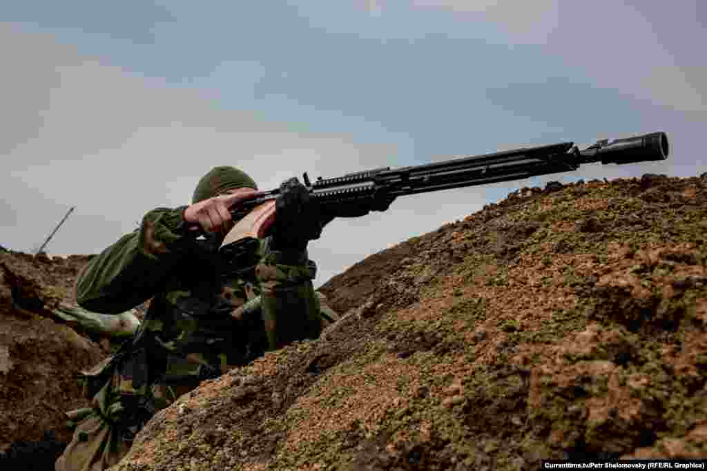 Боец батальона "Азов" во время ожесточенной перестрелки вблизи Мариуполя, село Широкино. 18 апреля 2015