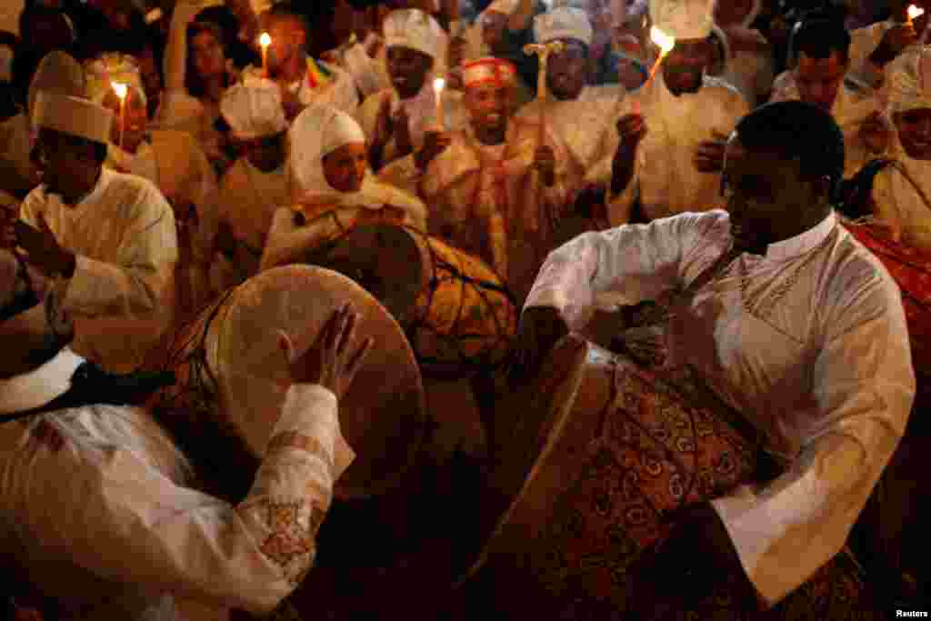 На фото – эфиопские православные танцуют во время церемонии зажжения Благодатного огня в Иерусалиме Эфиопская православная церковь – одна из древнейших христианских церквей в мире. Согласно Новому Завету, христианство в Эфиопию пришло в первом веке с апостолом Филиппом