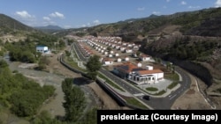 Недавно построенное село в Лачинском районе Азербайджана, сфотографировано в мае 2025 года.