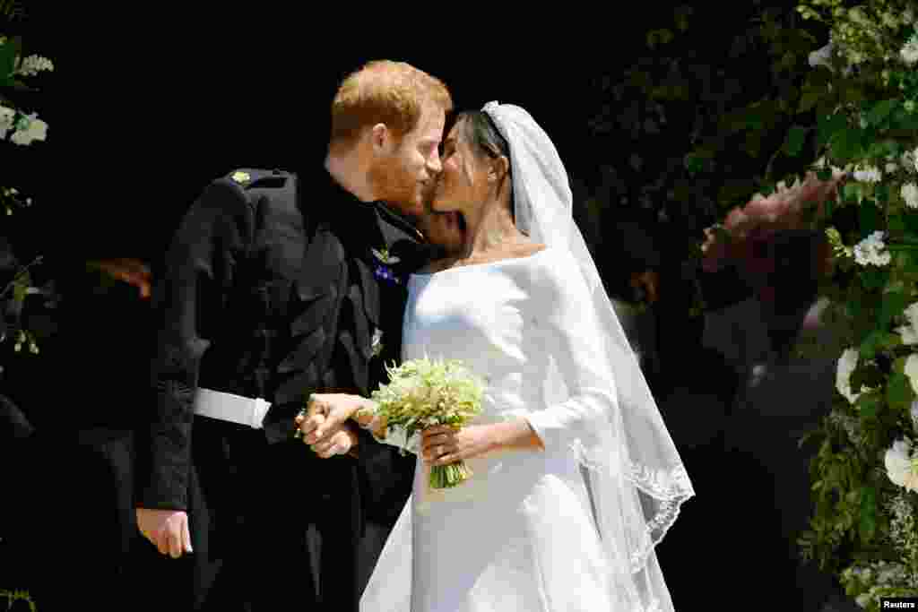 Дизайнер платья невесты – Клэр Уэйт Келлер, которая стала первой женщиной-художественным директором дома Givenchy. Его стоимость – около в $500 тысяч