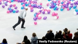 Президент Беларуси Александр Лукашенко катается на коньках после финального гала-представления на Чемпионате Европы по фигурному катанию, Минск, Беларусь, 27 января 2019 года