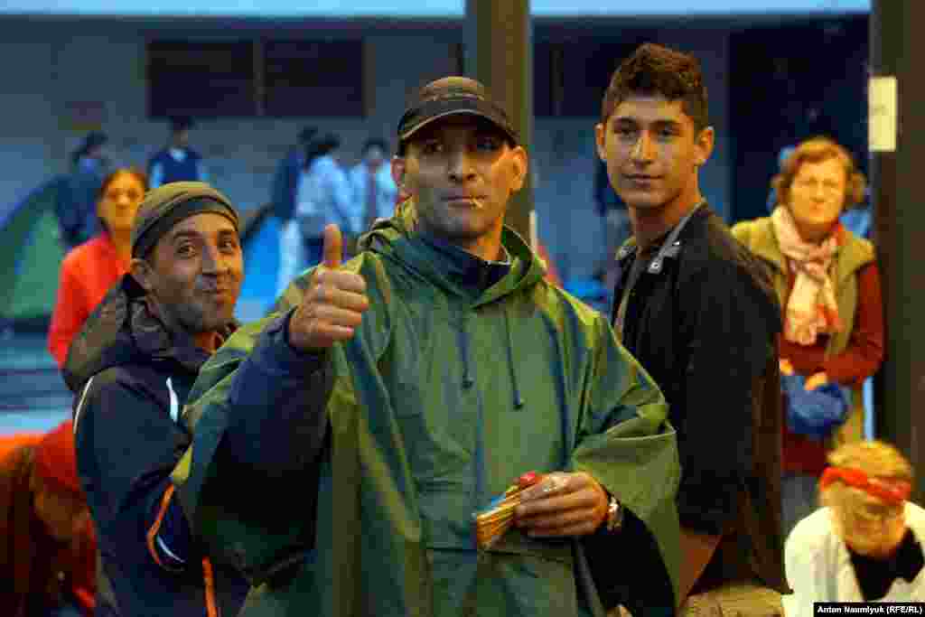 На площади достаточно крепких молодых людей, приехавших в Европу без семей, в надежде на сравнительно высокий достаток, который не сопровождается желанием найти работу. "Не поеду в Германию, там слишком холодно, – говорит один из них, беженец из Иордании. – Поеду в Италию, там теплее".