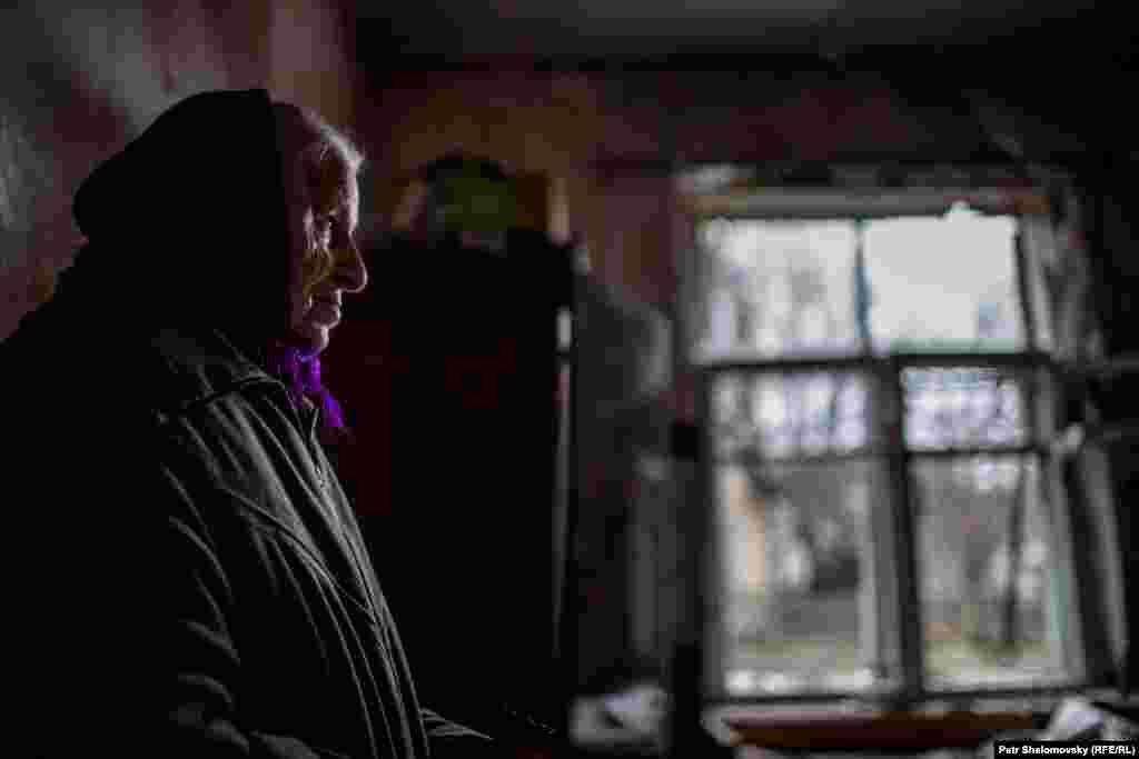 Раиса Казакова в своем поврежденном и разграбленном доме в Дебальцево 